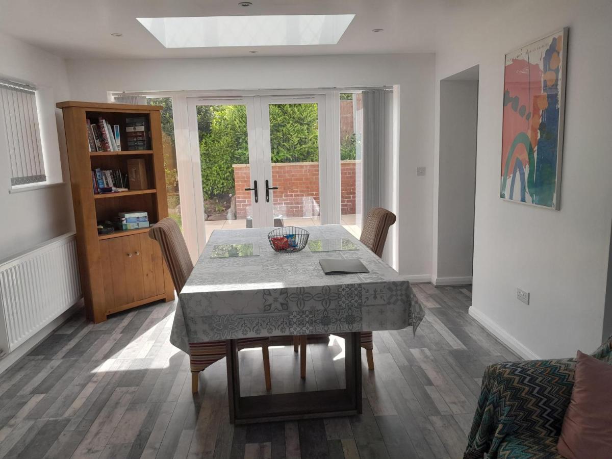 Modern Retreat Near Town & Nature With Stunning Views Entertainment And Parking Burton-upon-Trent Zewnętrze zdjęcie